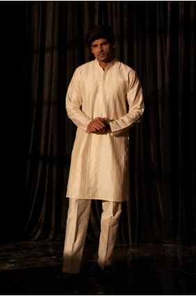 Off white  Men Kurta with Embroidered Silk KURR386